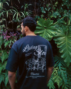 Modelo vestindo camiseta larga Living Slow caimento solto oversized vibe relaxada