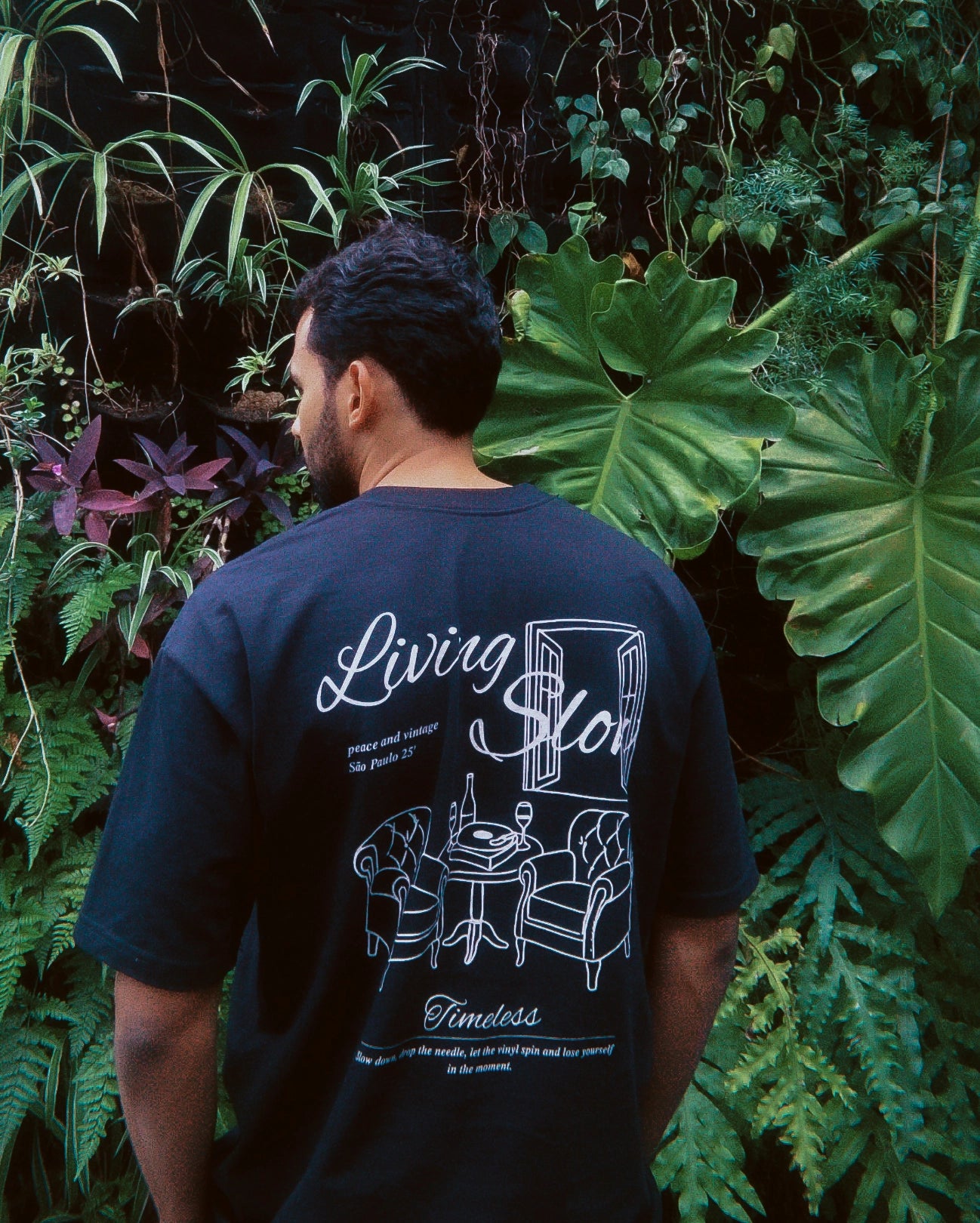 Modelo vestindo camiseta larga Living Slow caimento solto oversized vibe relaxada