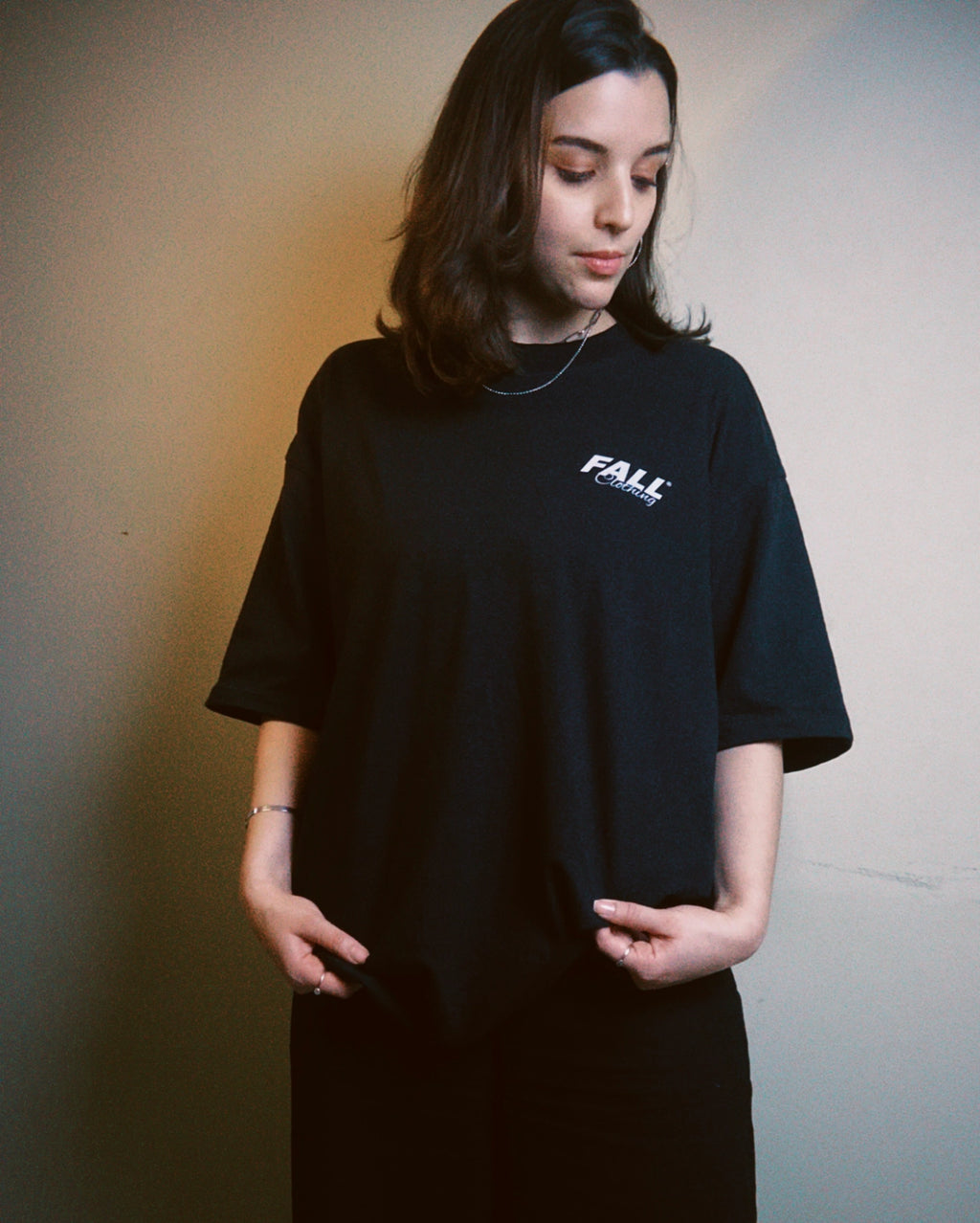 Modelo vestindo camiseta larga Living Slow caimento solto oversized vibe relaxada