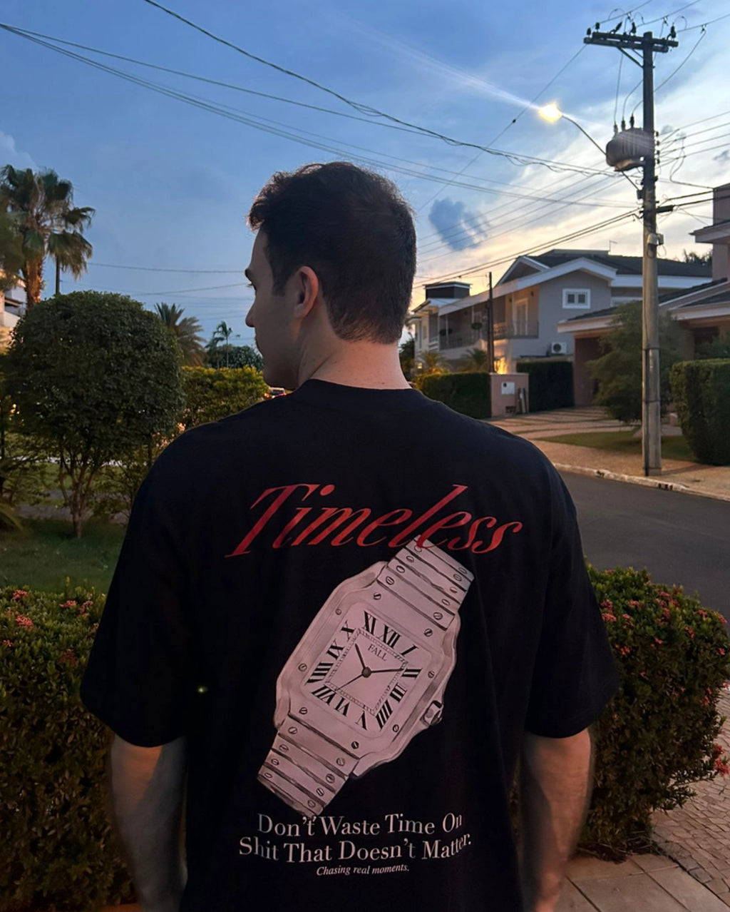 Visual das costas camiseta Watch Preta modelagem ampla e fluida sem encolhimento