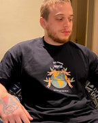 Outfit streetwear dark fashion homem usando camiseta oversized Angels com tipografia gótica tendência