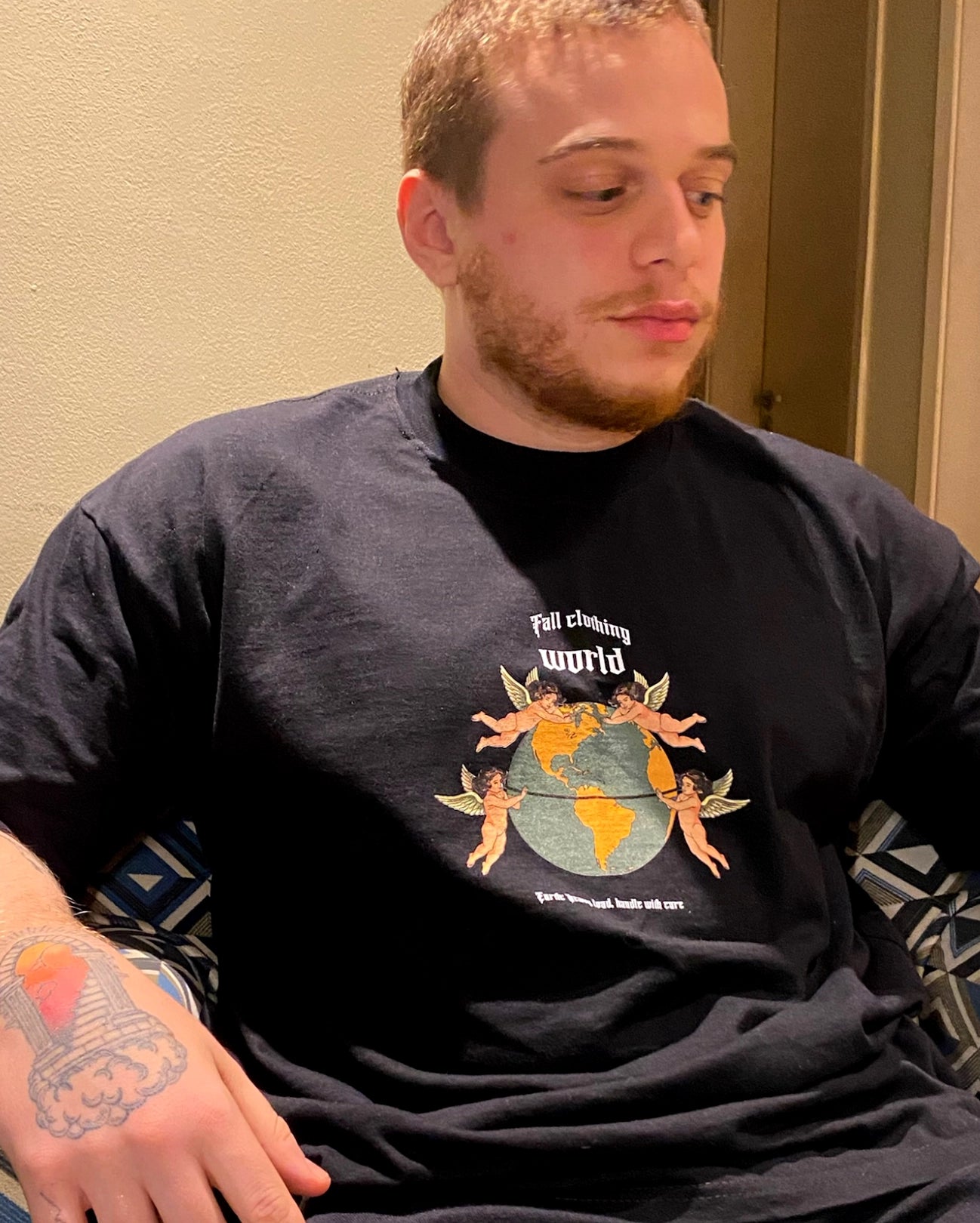 Outfit streetwear dark fashion homem usando camiseta oversized Angels com tipografia gótica tendência