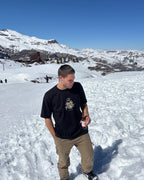 Modelo vestindo camiseta preta larga estampa Angels caimento oversized mangas 3/4 estilo urbano