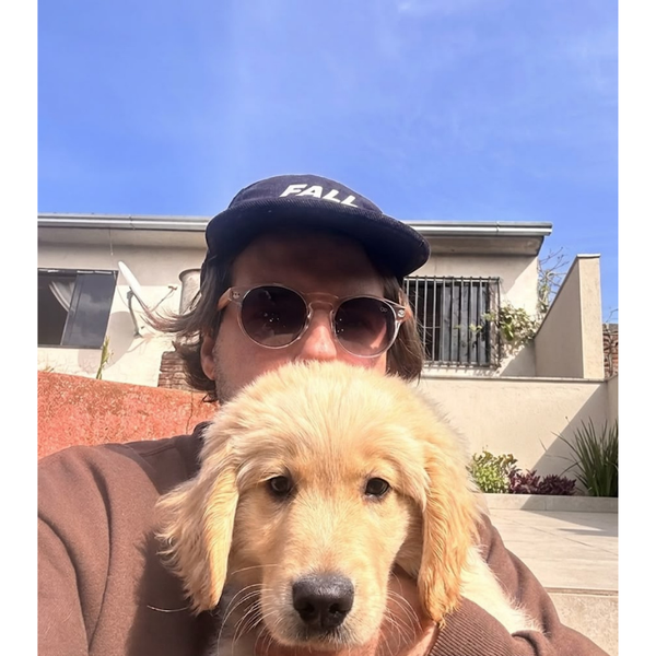 Cliente usando o boné Fall com seu cachorro
