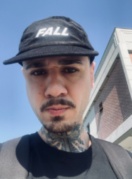 Cliente usando o boné Fall Five Panel Cotelê preto