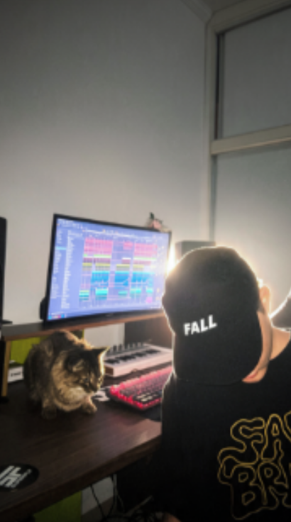 Cliente usando o boné Fall no estúdio