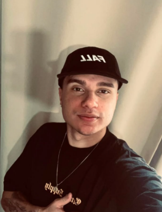 Cliente usando o boné Fall Five Panel Cotelê