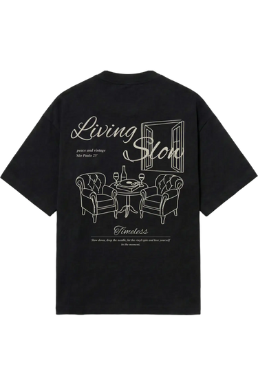 KIT SHARING, LIVING E CREW — modelo vestindo peças do kit, vista frontal