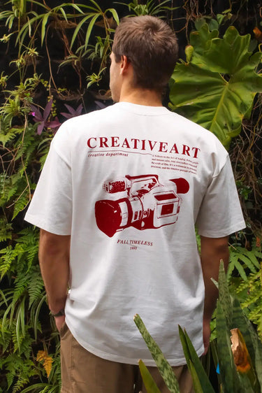 Camiseta Creative Art — modelo vestindo a camiseta, pose lateral