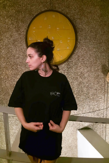 Camiseta Flower — modelo vestindo a camiseta, pose lateral