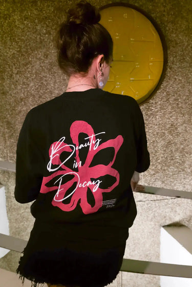 Camiseta Flower — camiseta dobrada mostrando estampa completa