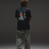 Camiseta Sharing Memories — modelo com look streetwear urbano Fall Clothing