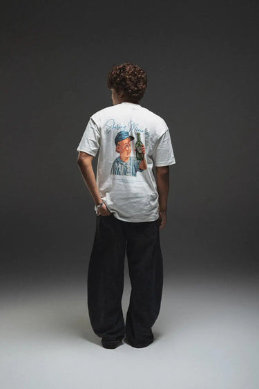 Camiseta Sharing Memories Fall Clothing — modelo vestindo camiseta estampada, look completo streetwear