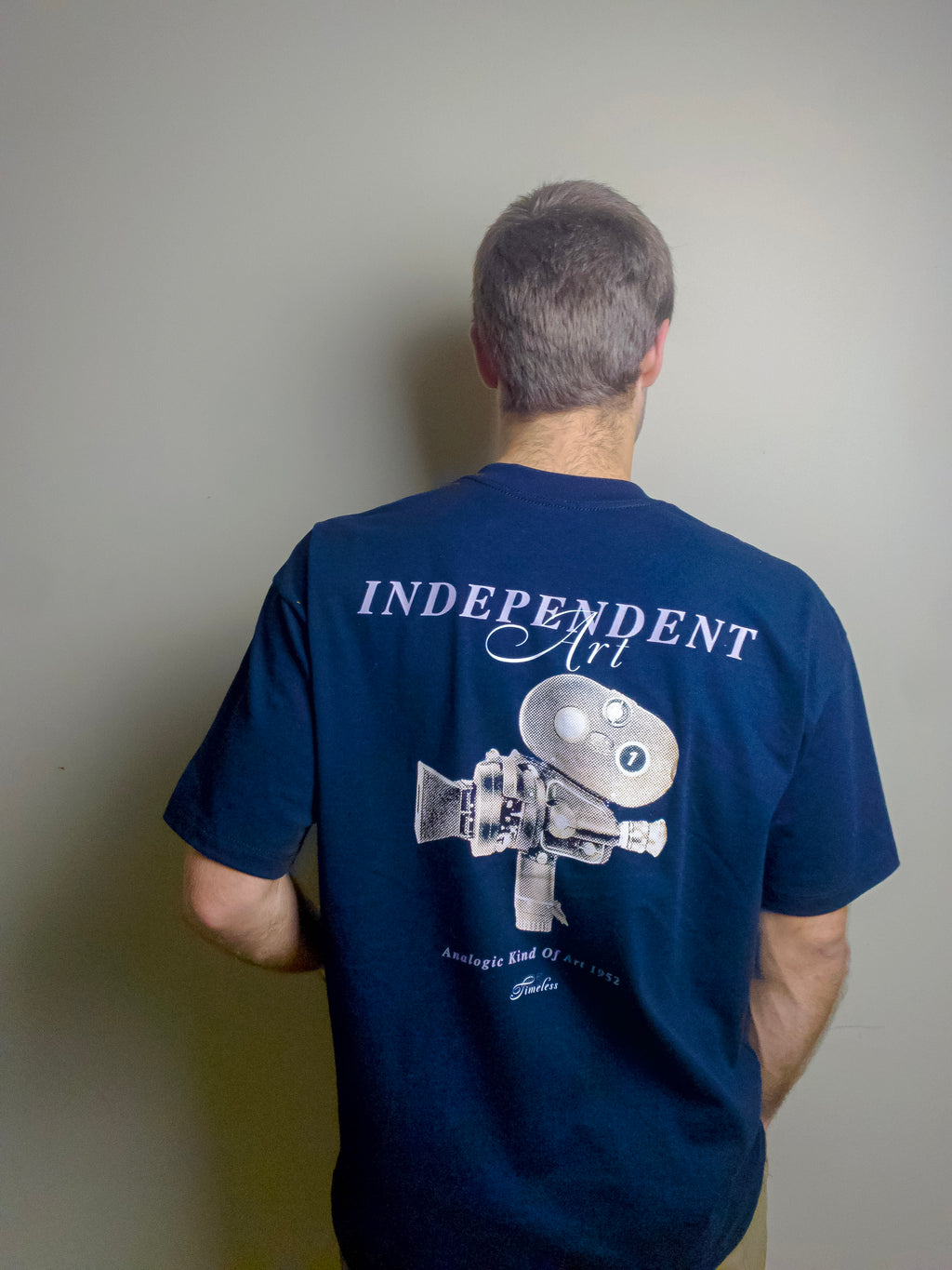 Outfit criativo masculino com camiseta estampa vintage câmera fotografia estilo indie street