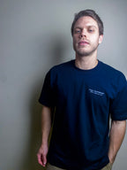 Modelo vestindo camiseta larga estampada Independent Art caimento oversized urbano inspirado no cinema